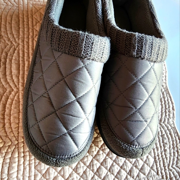Women's Isotoner Quilted Slipper Slides Size 8-9 - Picture 2 of 5